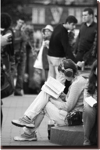 ragazzasupanchinainpiazzaconcuffiecheleggeunlibro